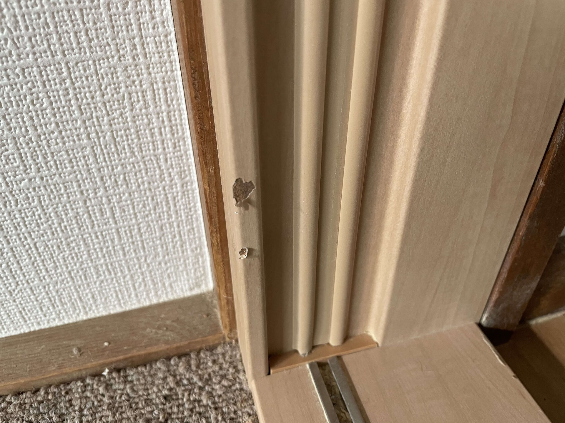キズのついたドア枠