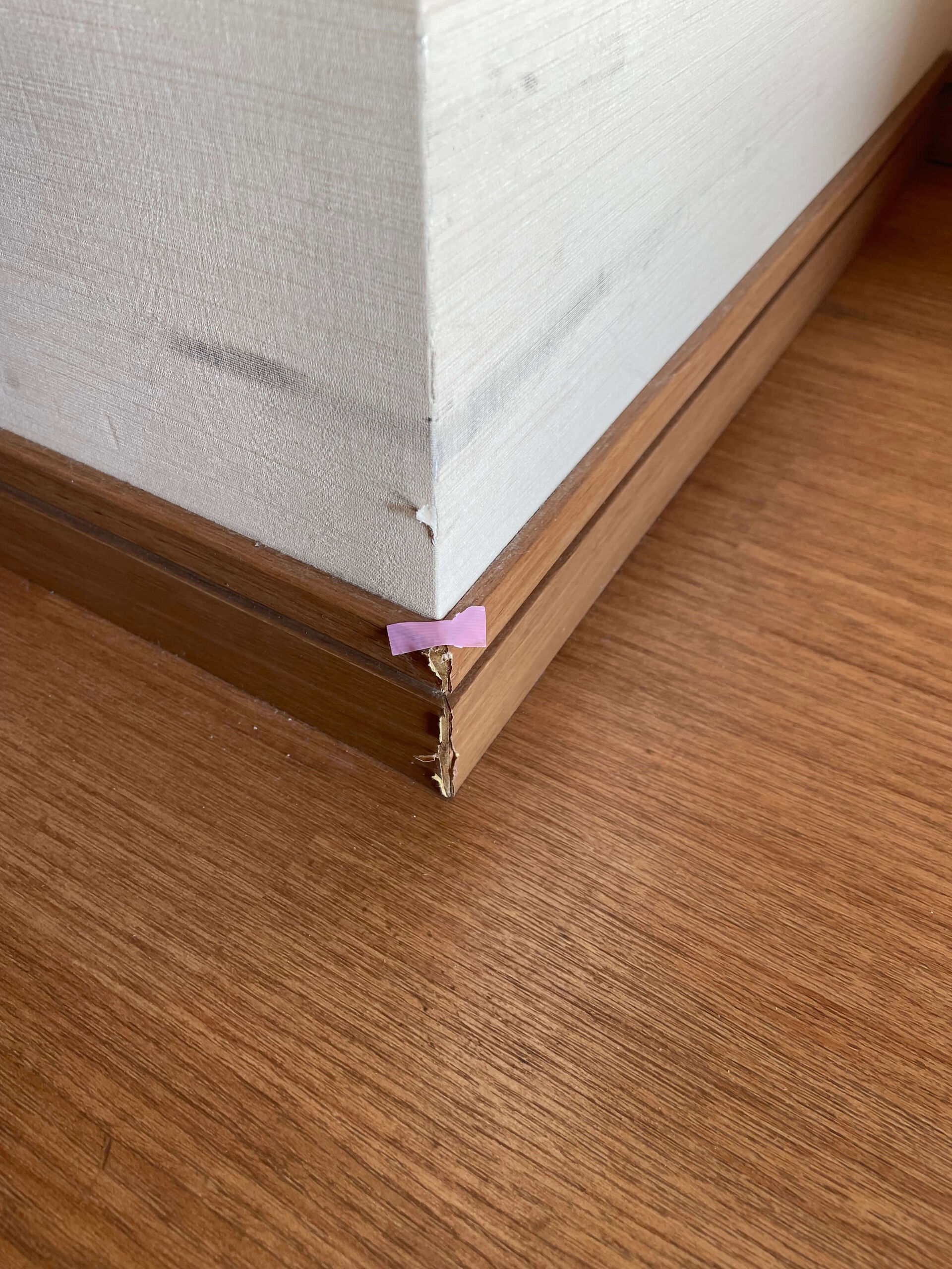 キズのついた巾木