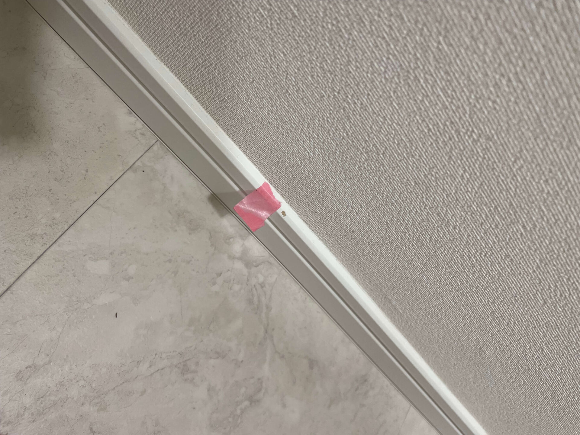 キズのついた巾木