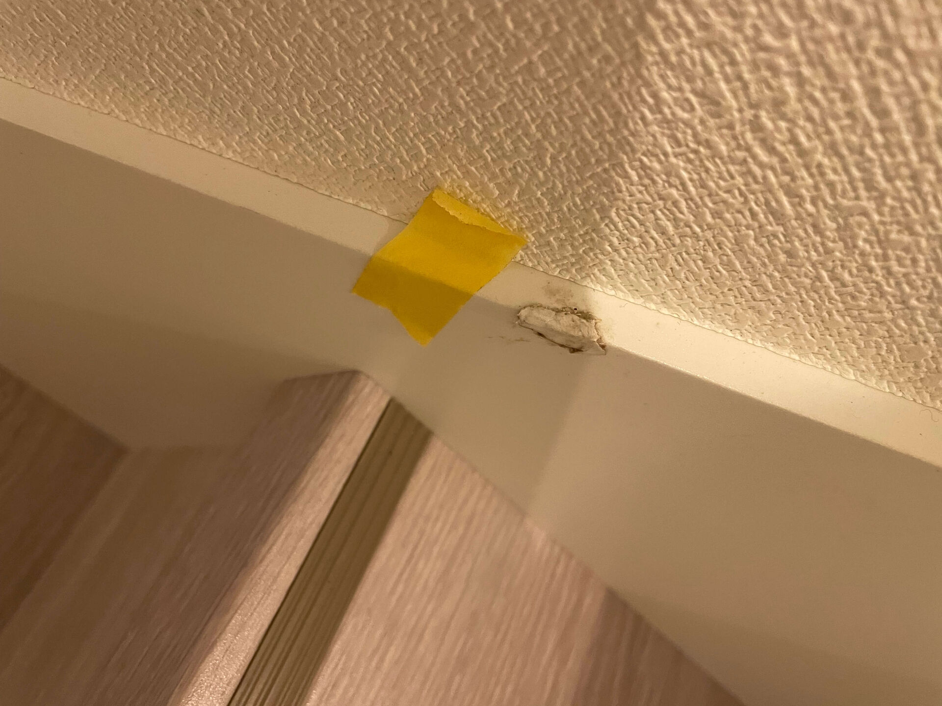 キズのついた階段の木部
