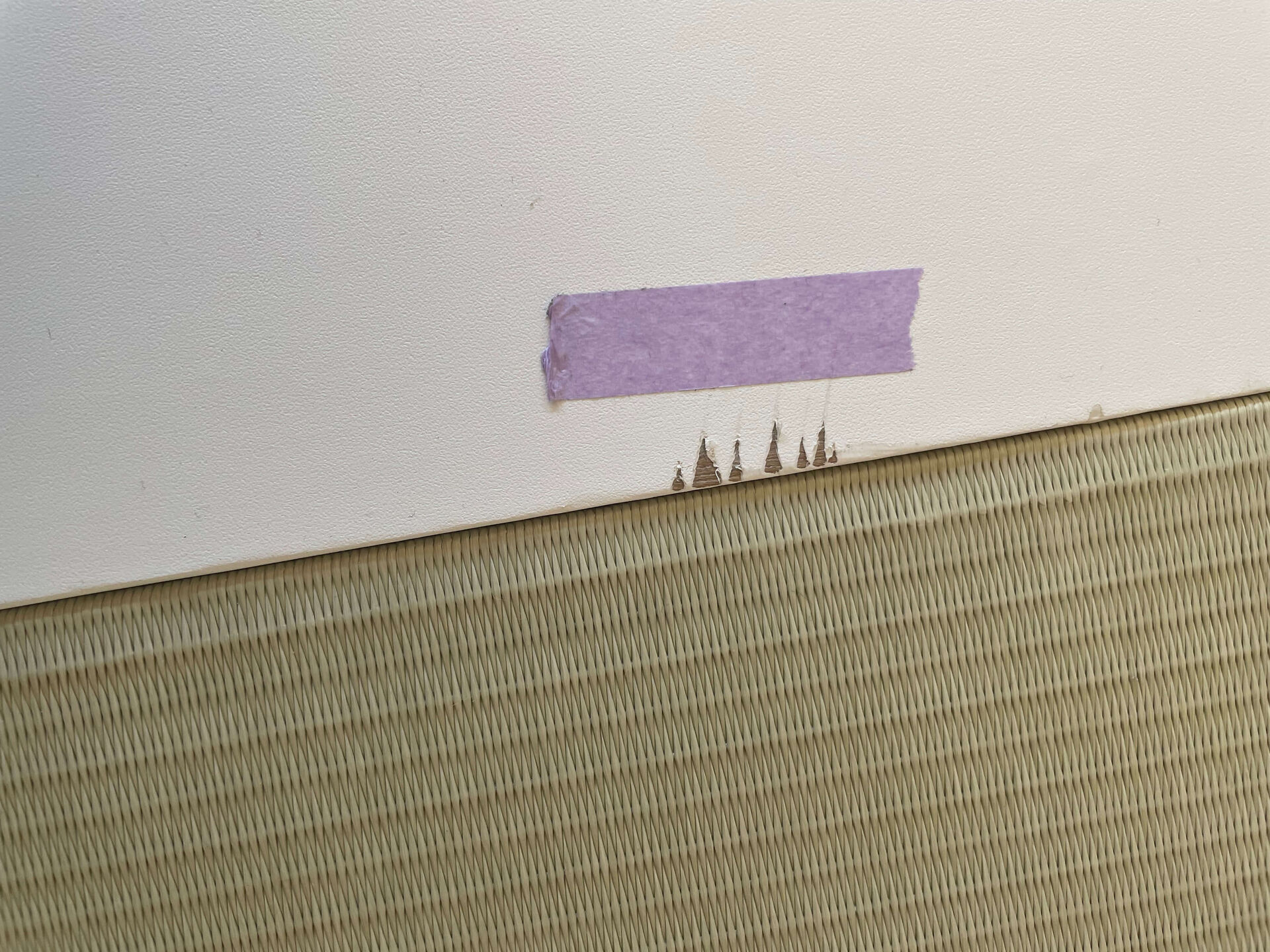 ひっかきキズのある壁