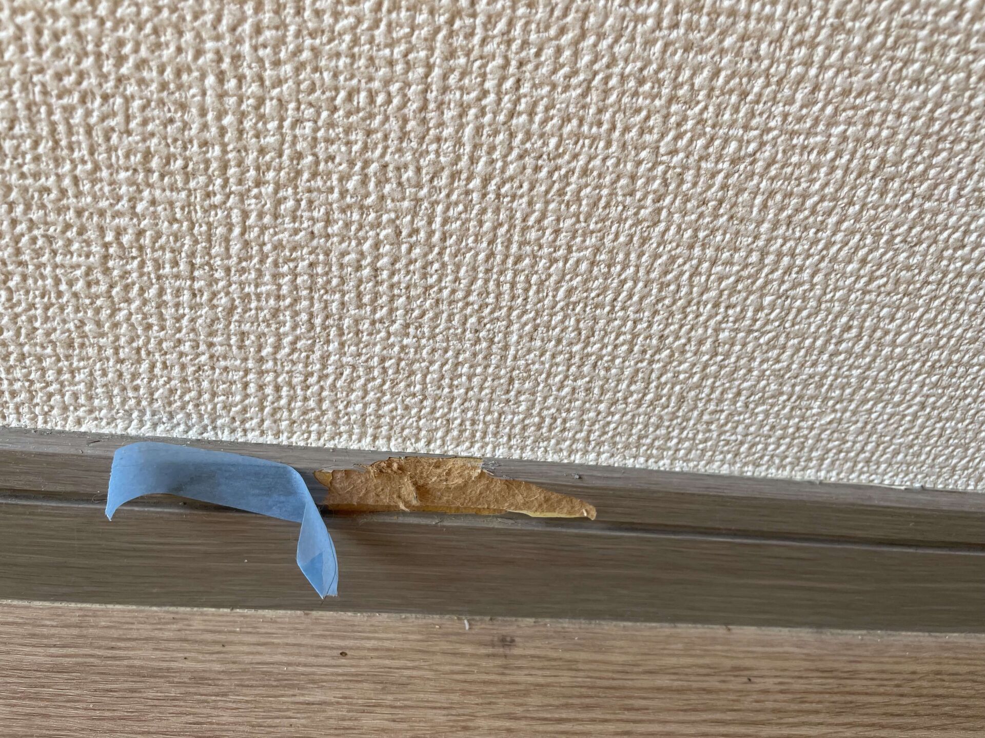 破損した巾木