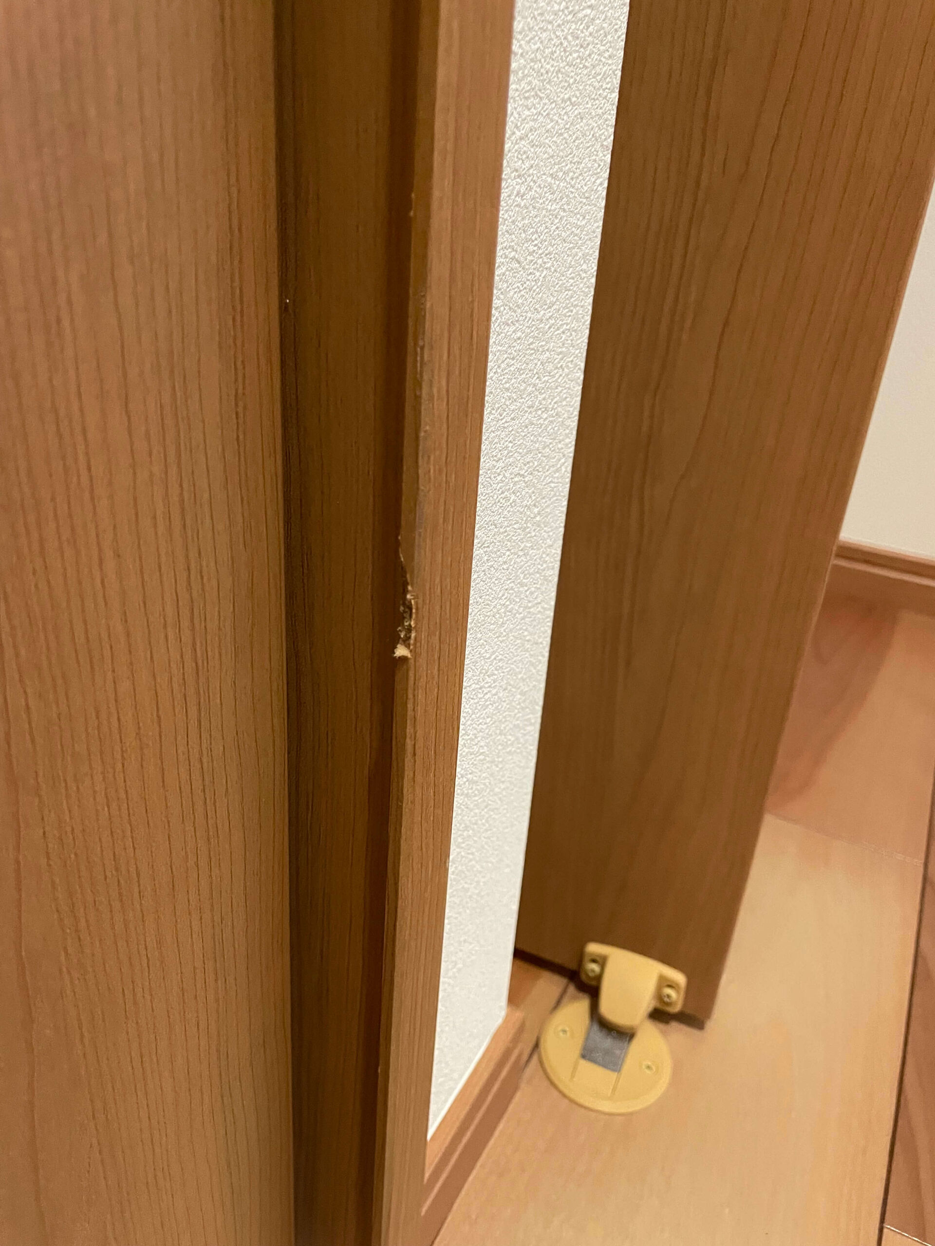 キズのあるドア枠
