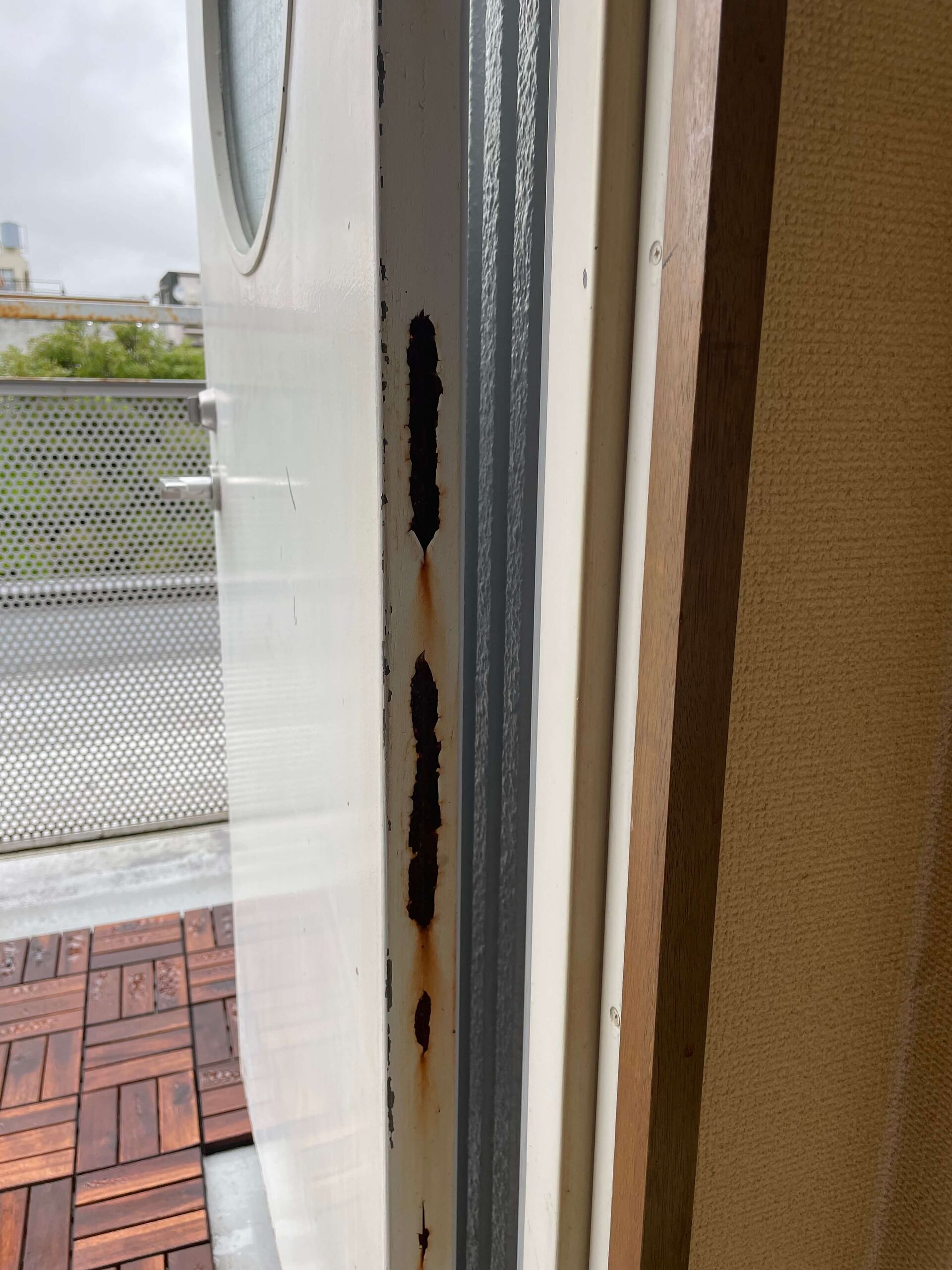 サビのあるスチール製ドア