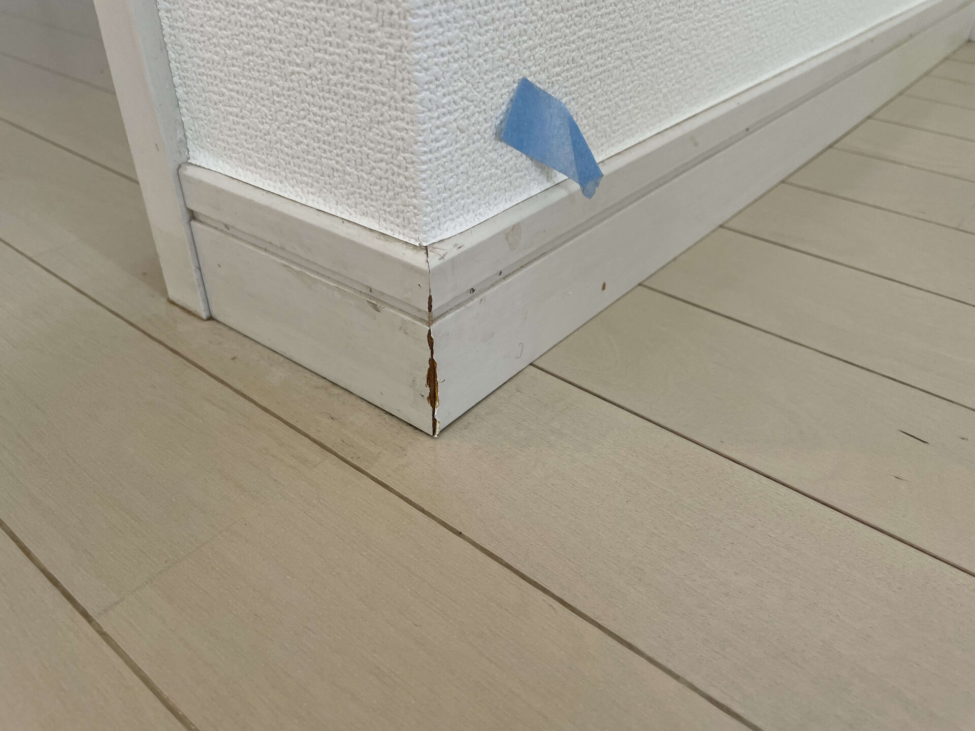 角のけずれた巾木