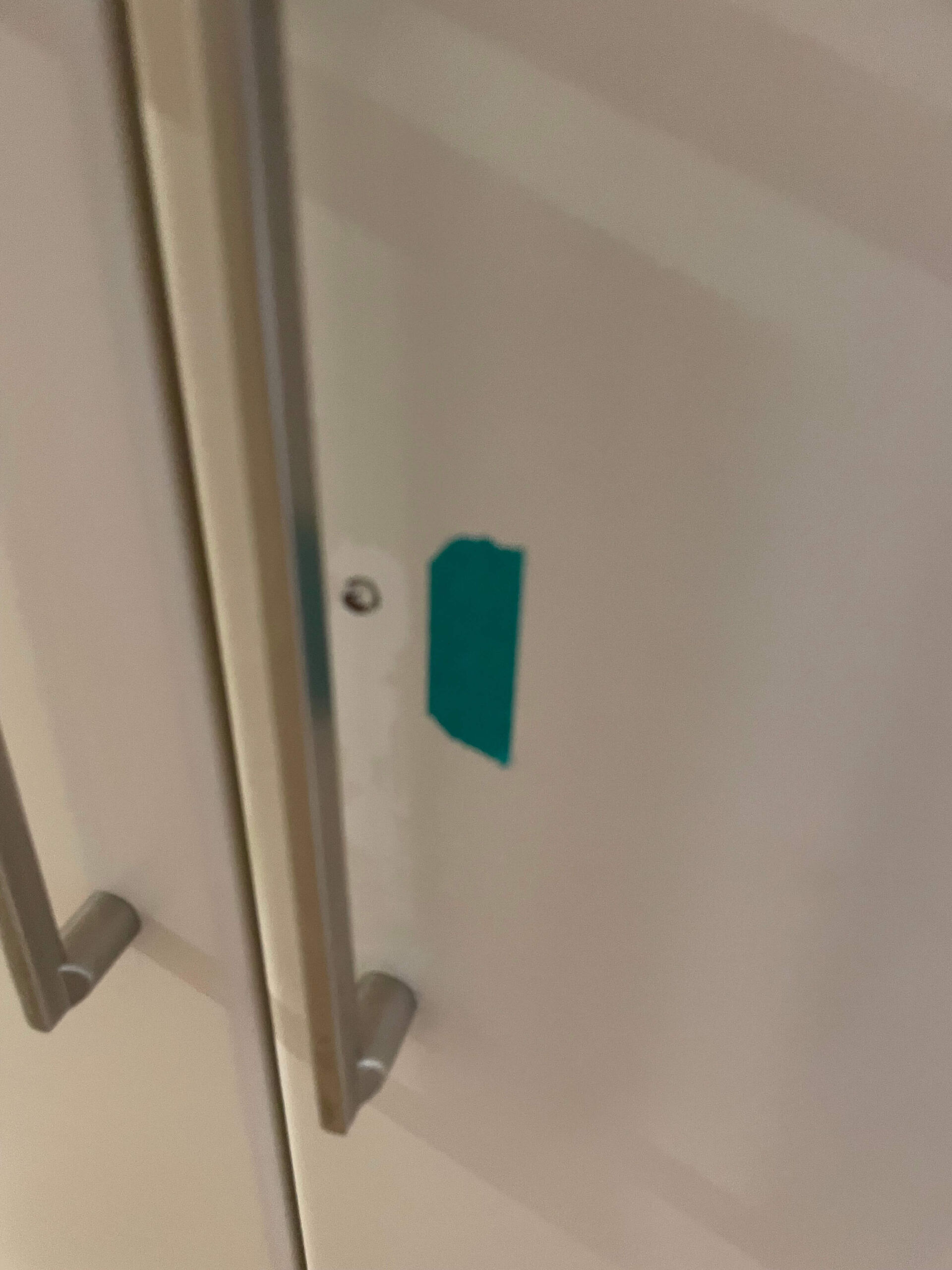穴の空いた鉄製ドア