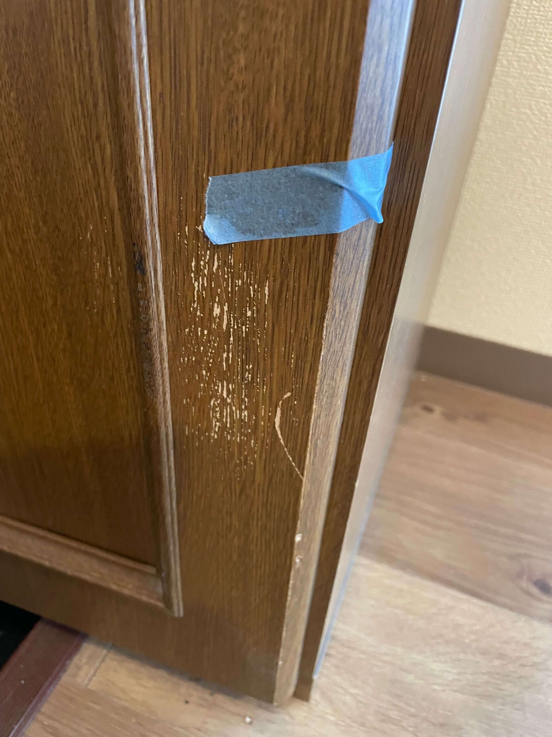 細かいキズのついた下駄箱