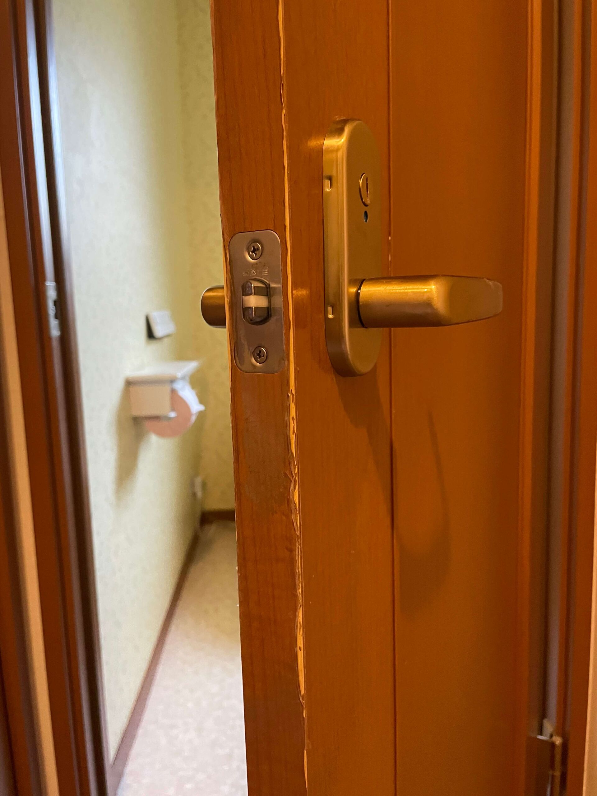 キズのついたトイレのドア