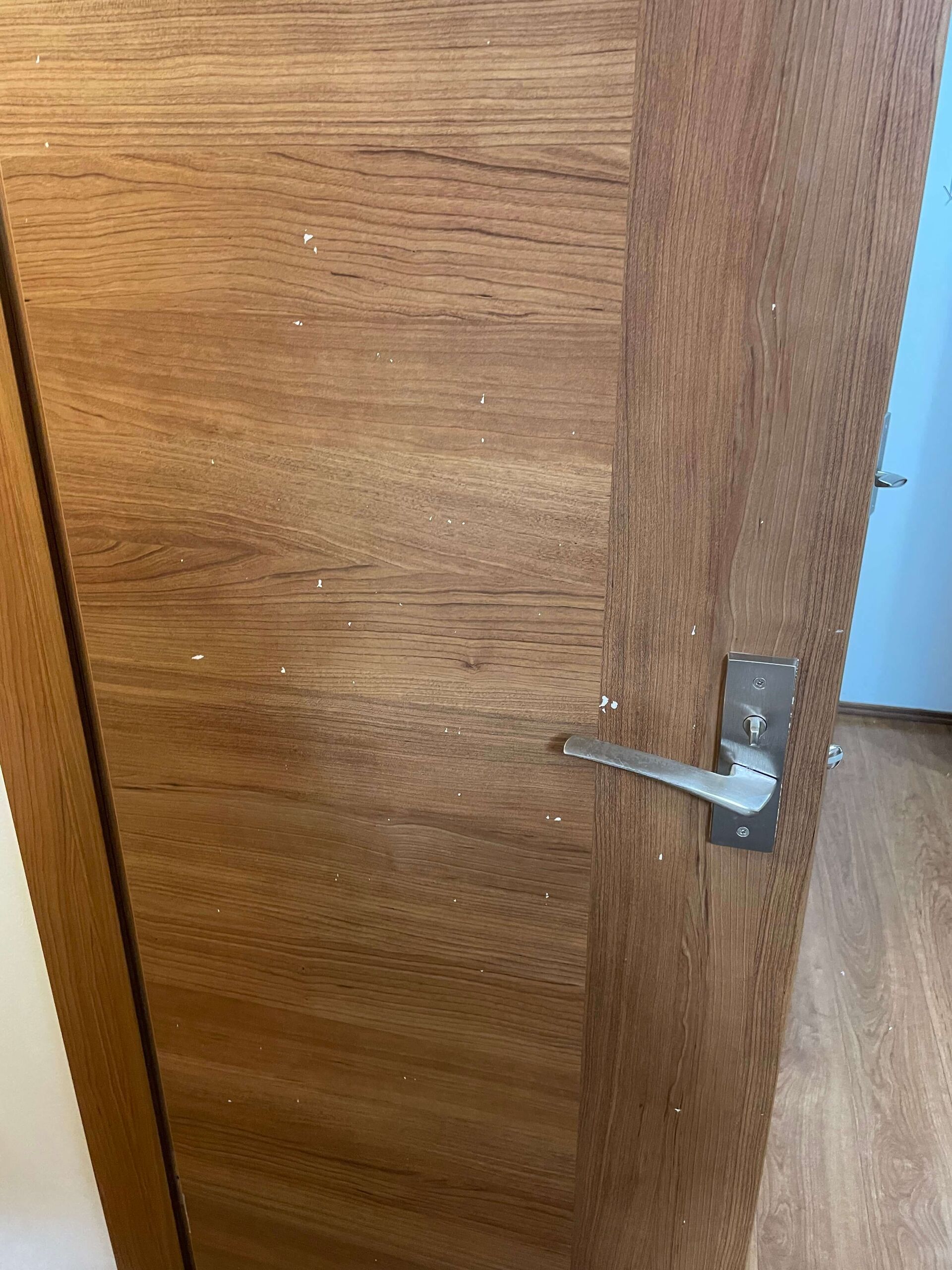 細かいキズのついたドア