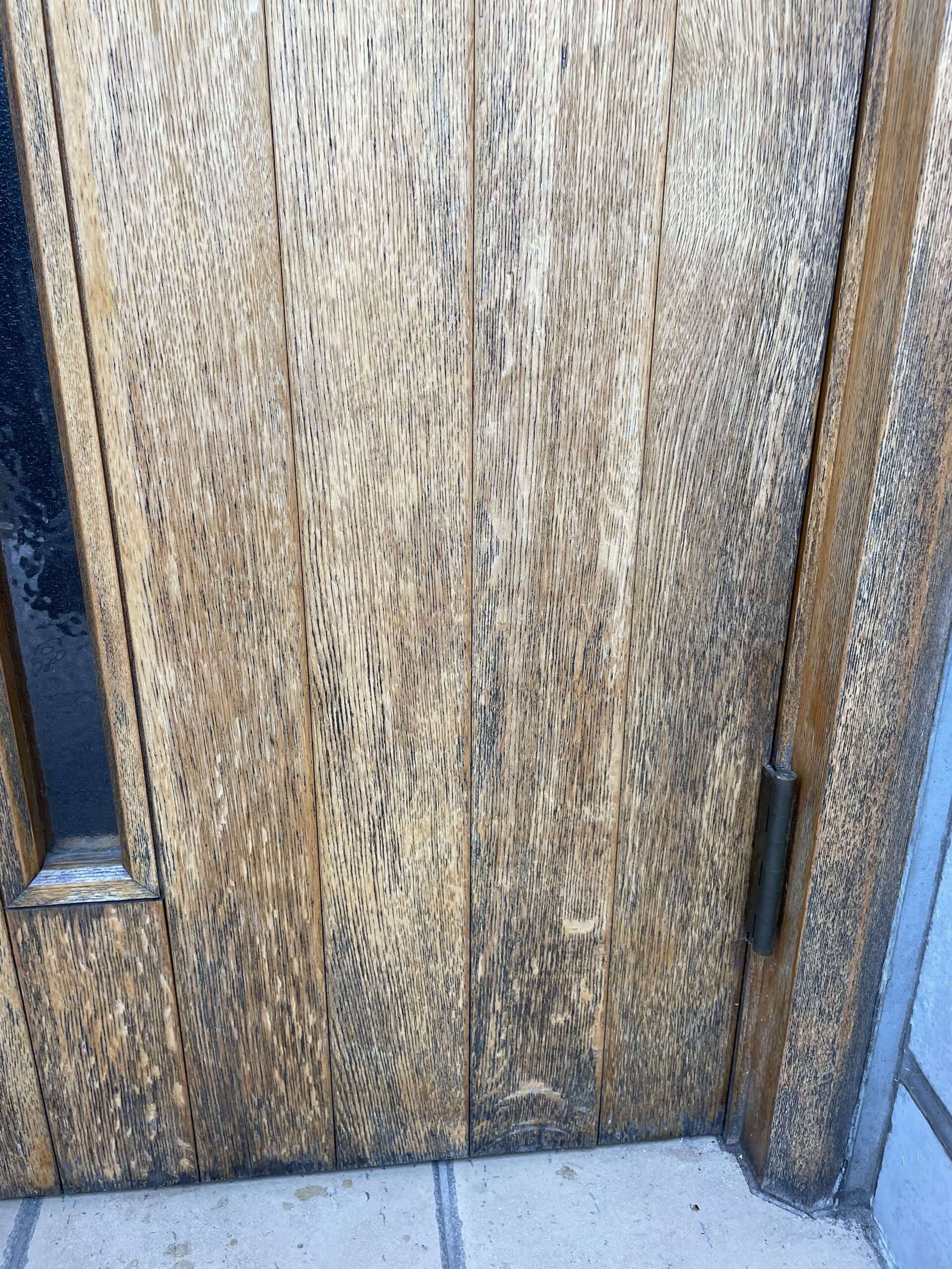 色のあせた玄関ドア