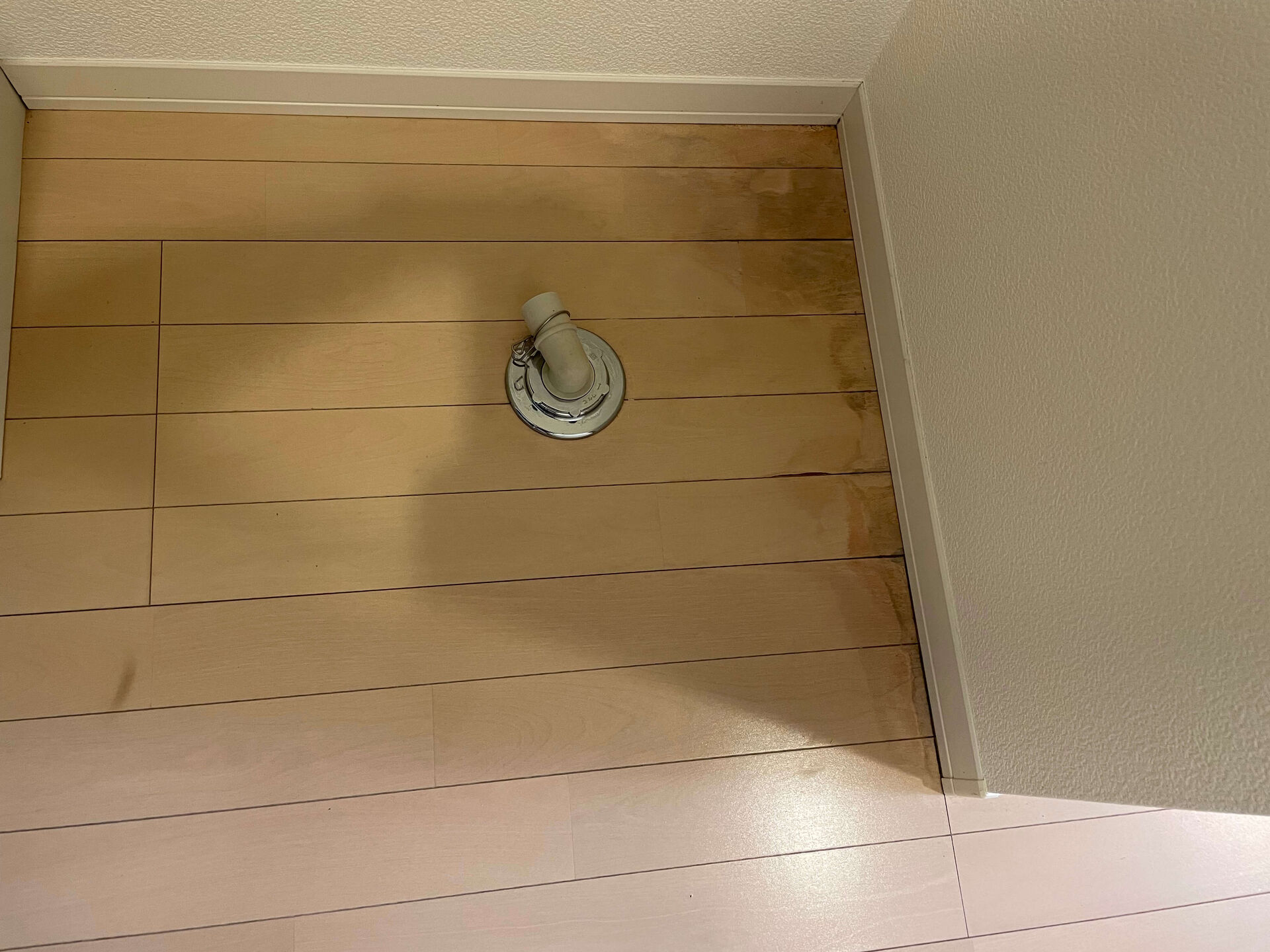 シミの出来た床