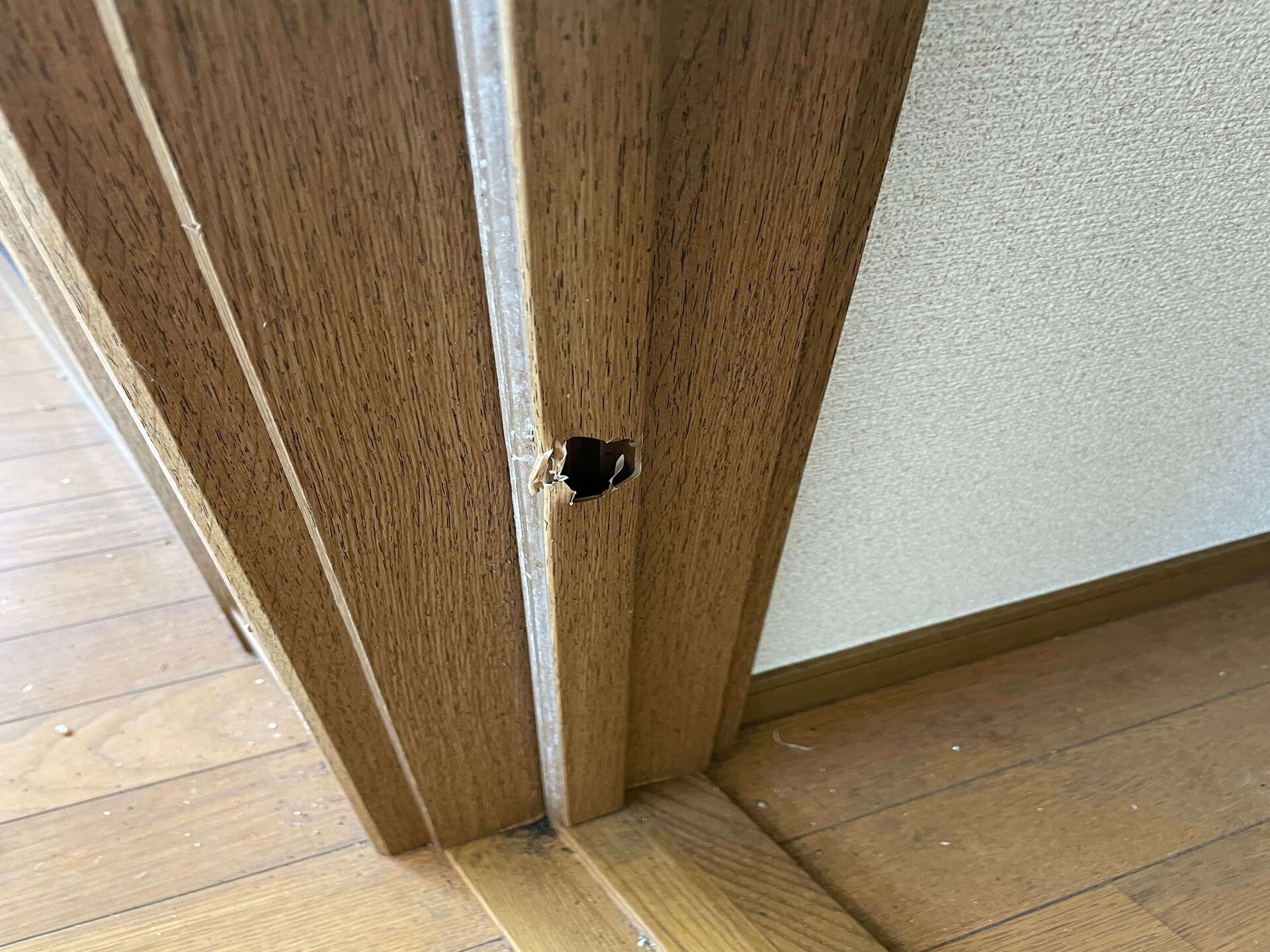 穴の空いたドア枠