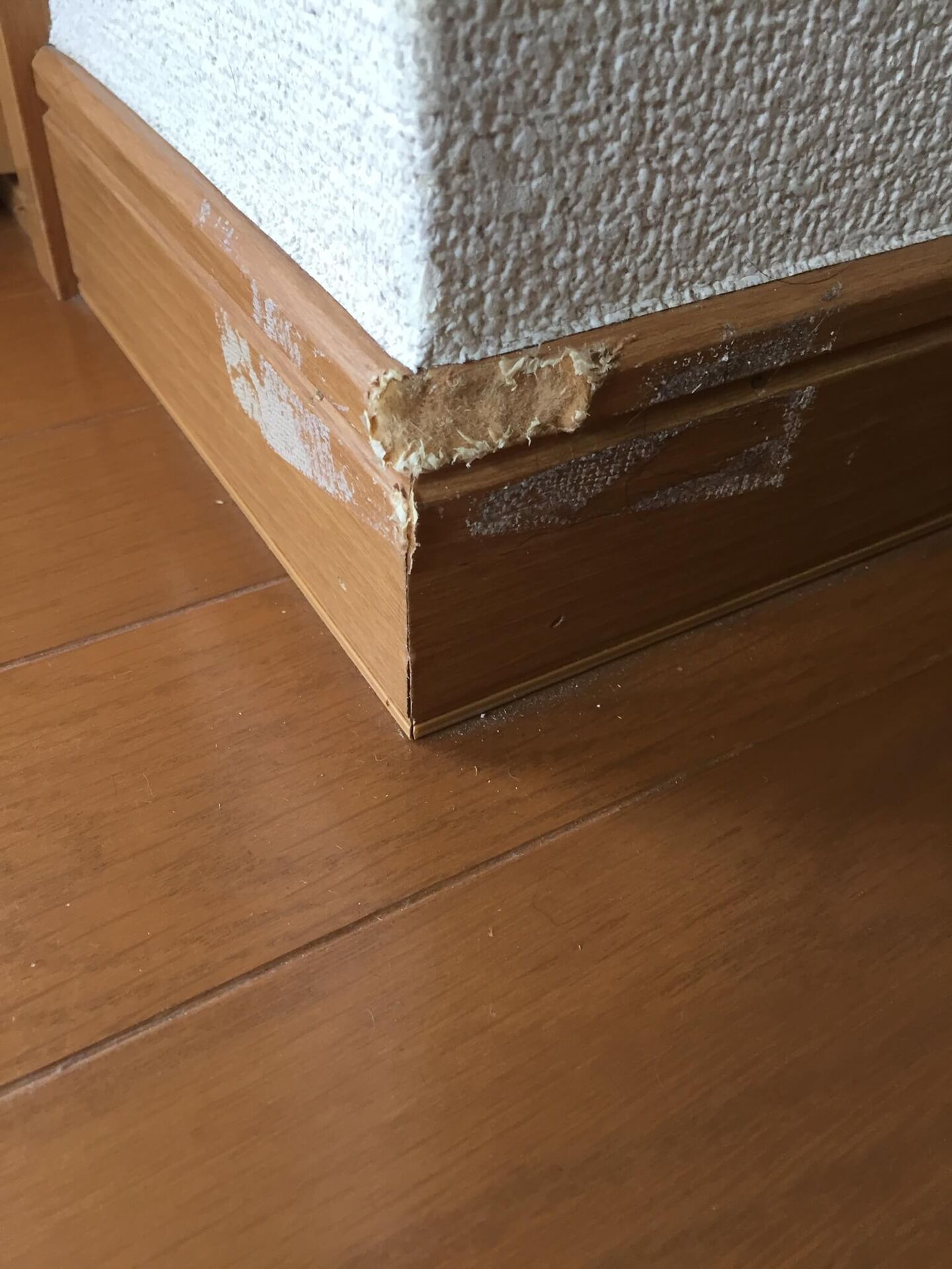 破損した巾木