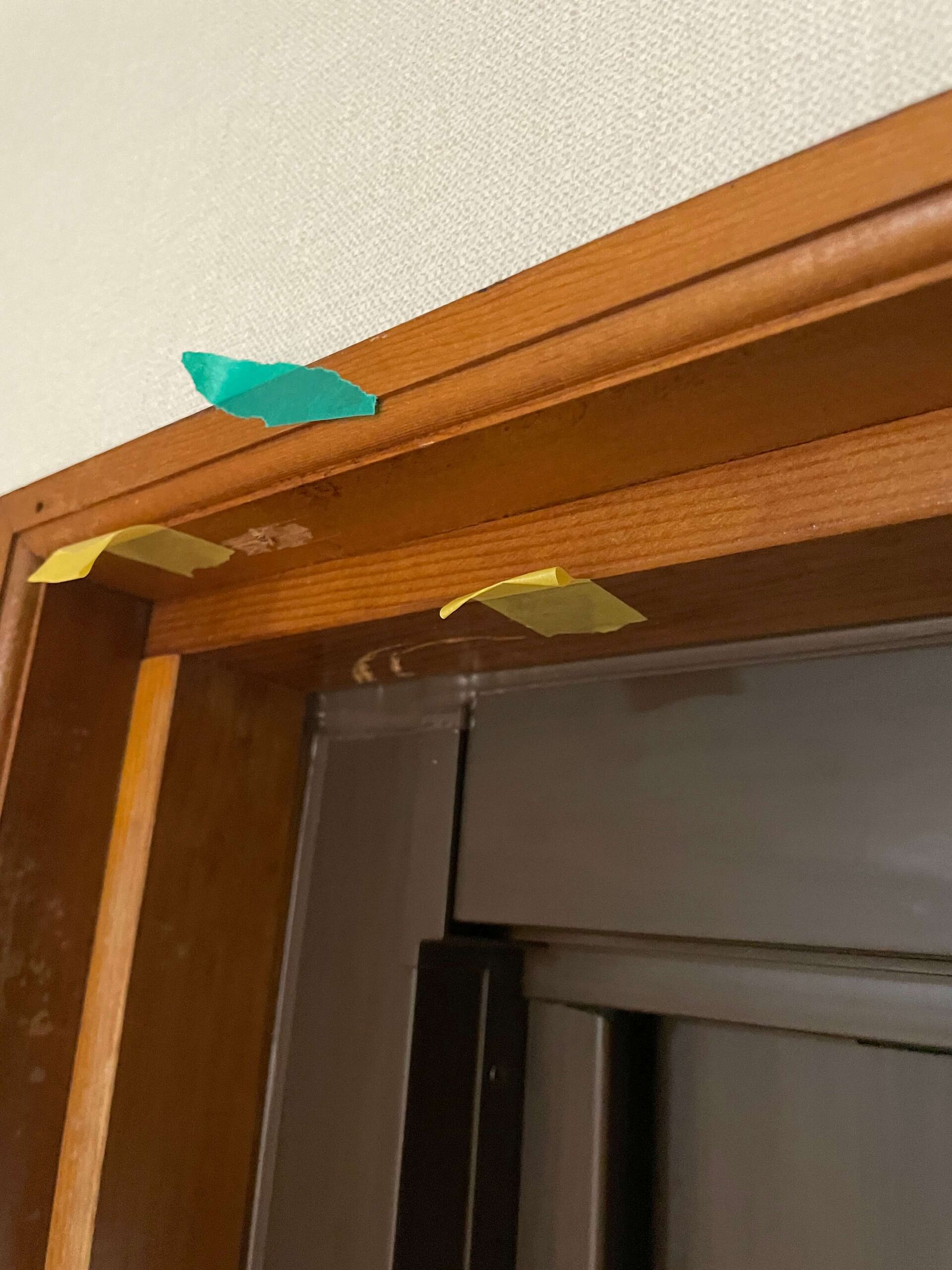 きずのついたドア枠