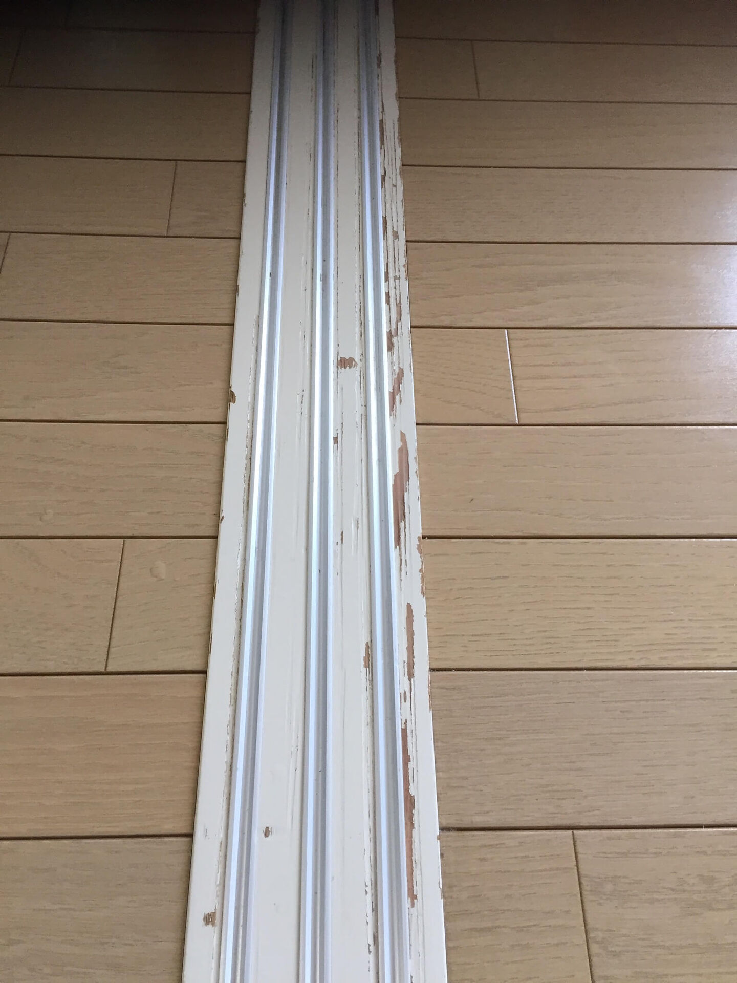 傷ついたドアのレール