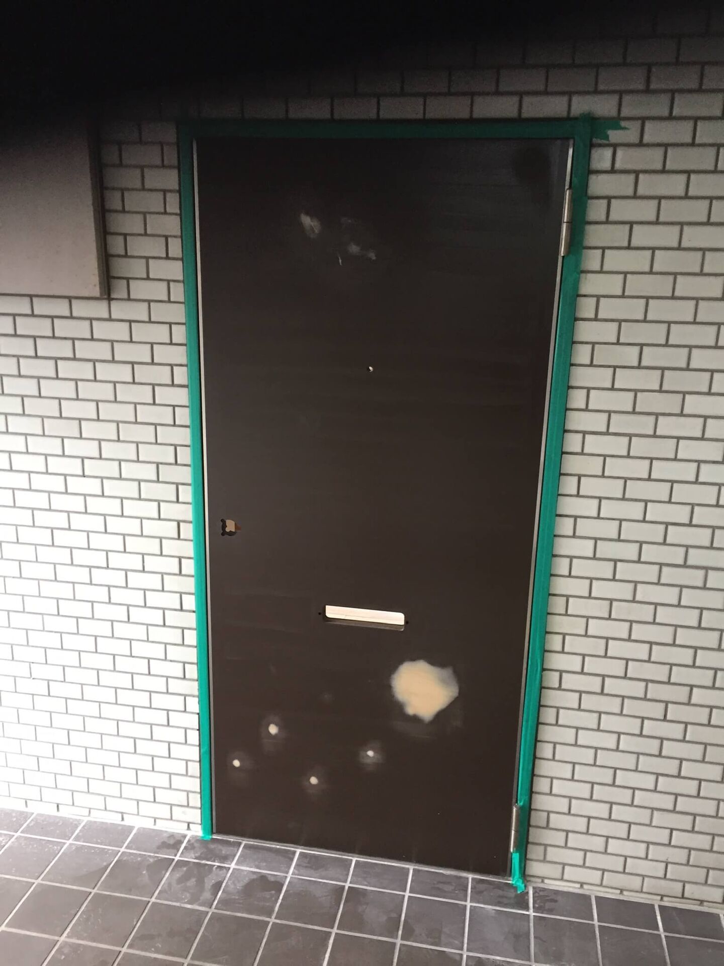 塗装のはげた玄関ドア
