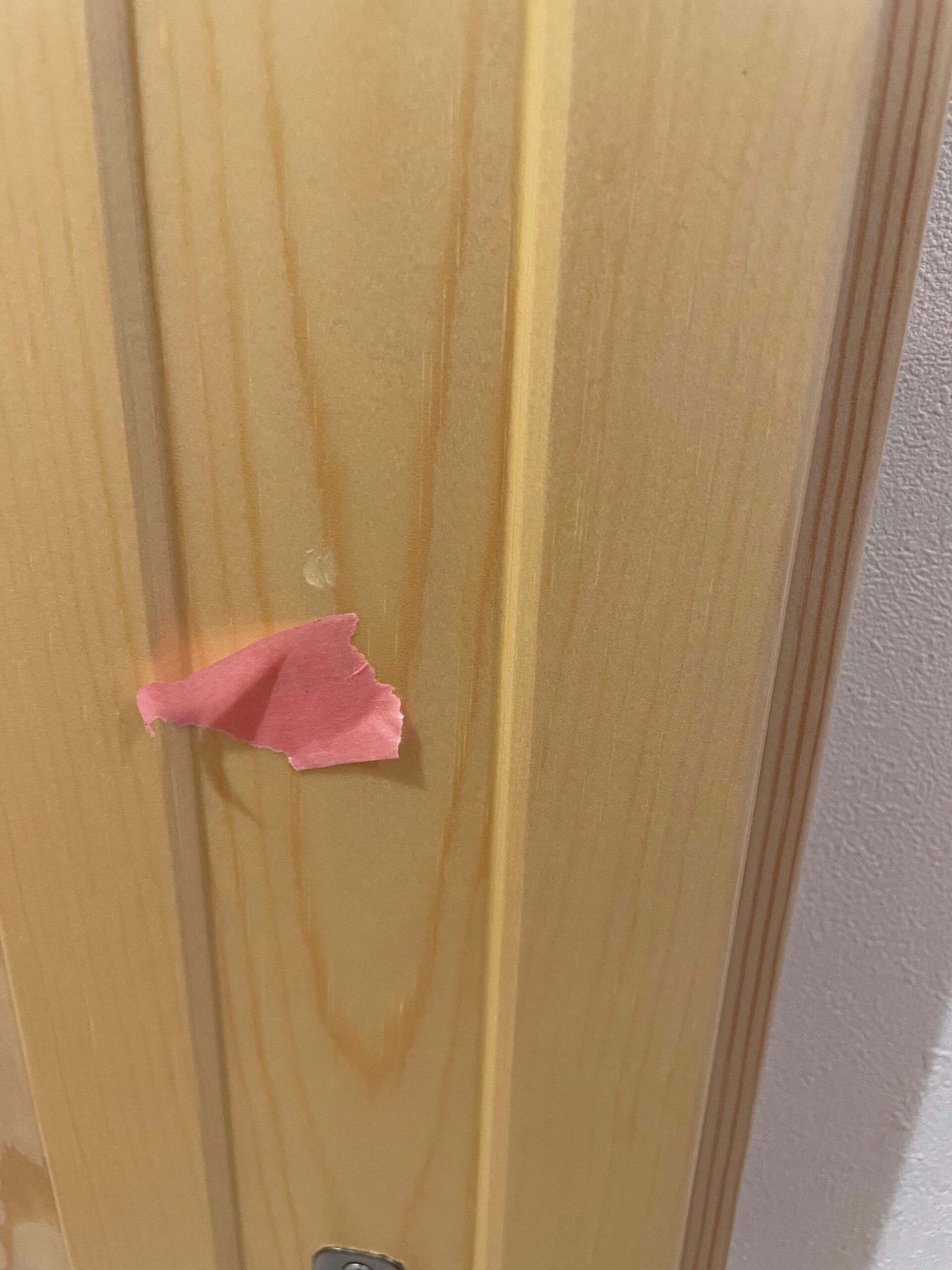 キズの付いたドア枠