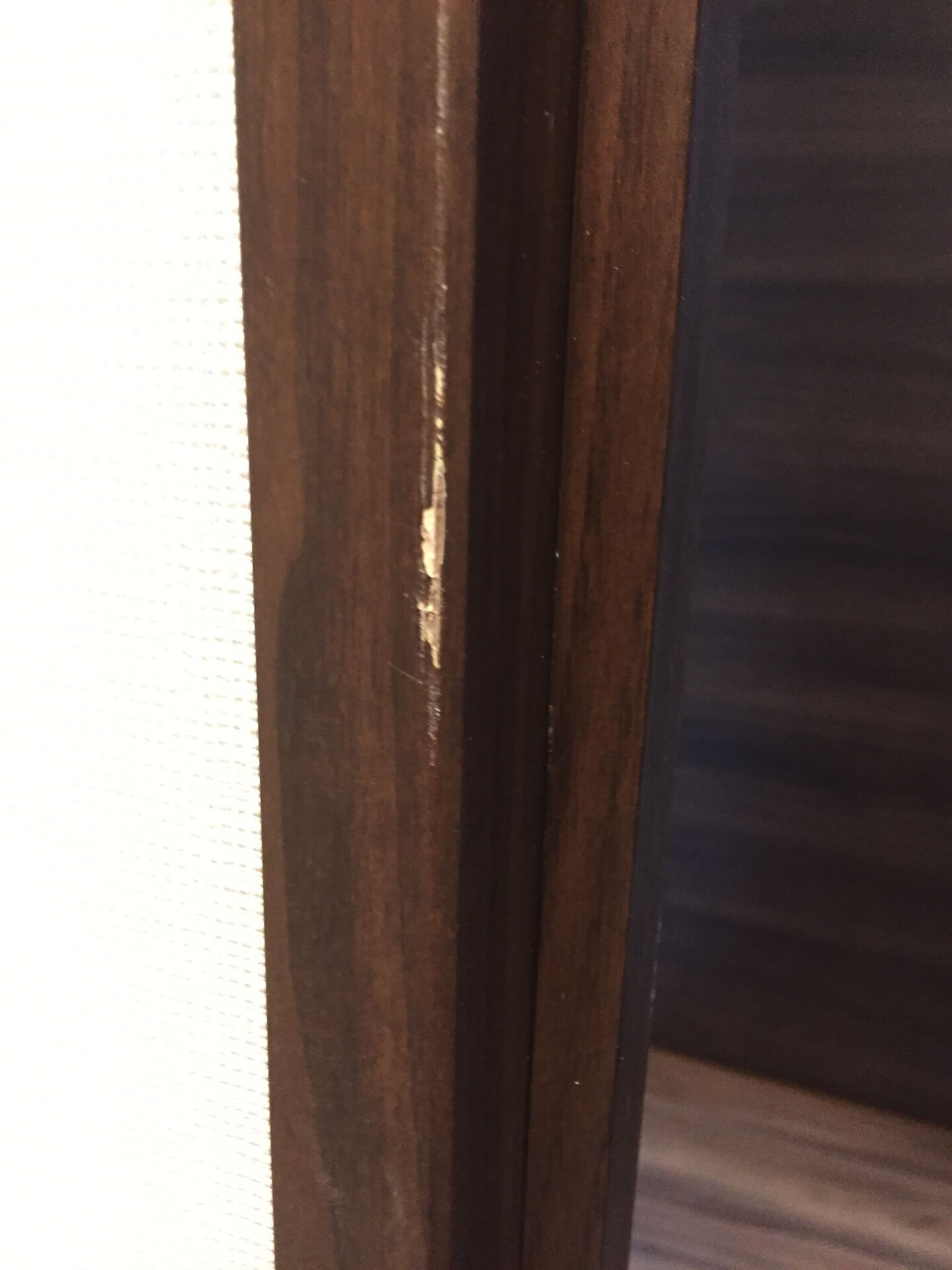 傷のついた窓枠
