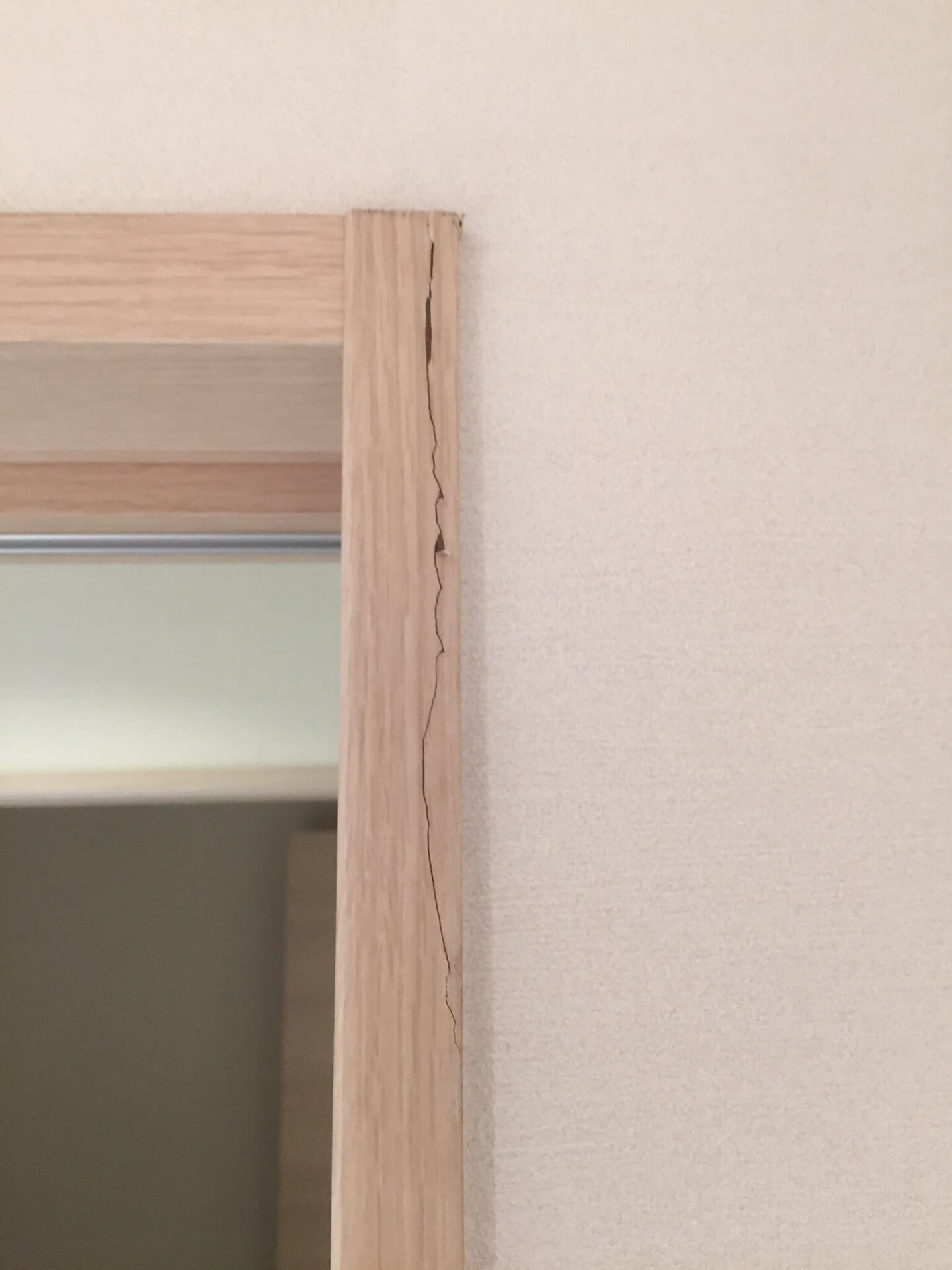割れたドア枠