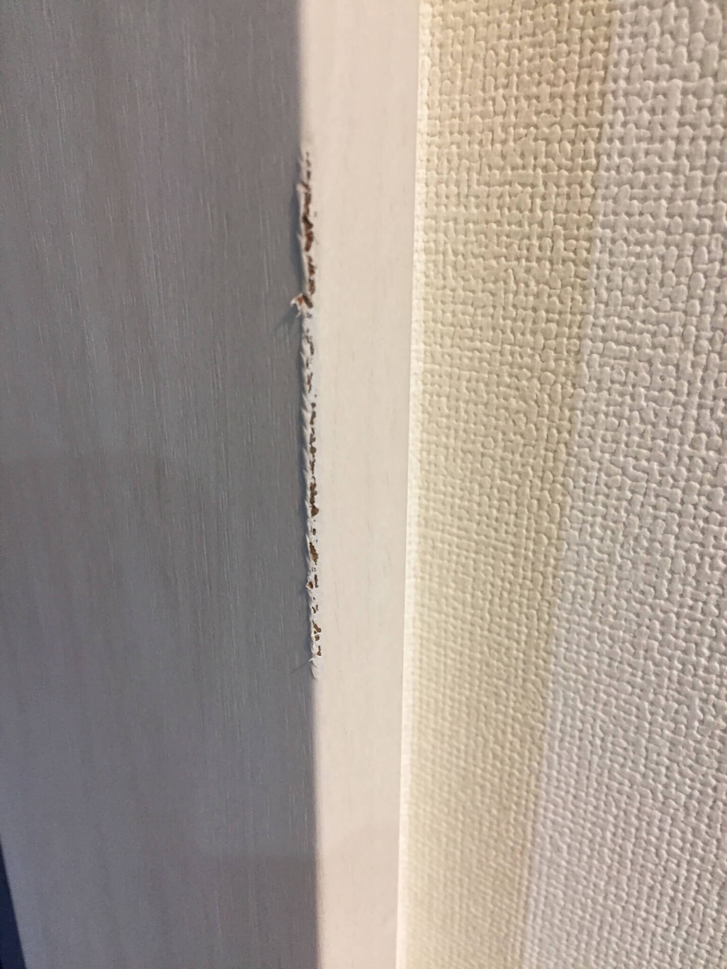 キズの付いた壁