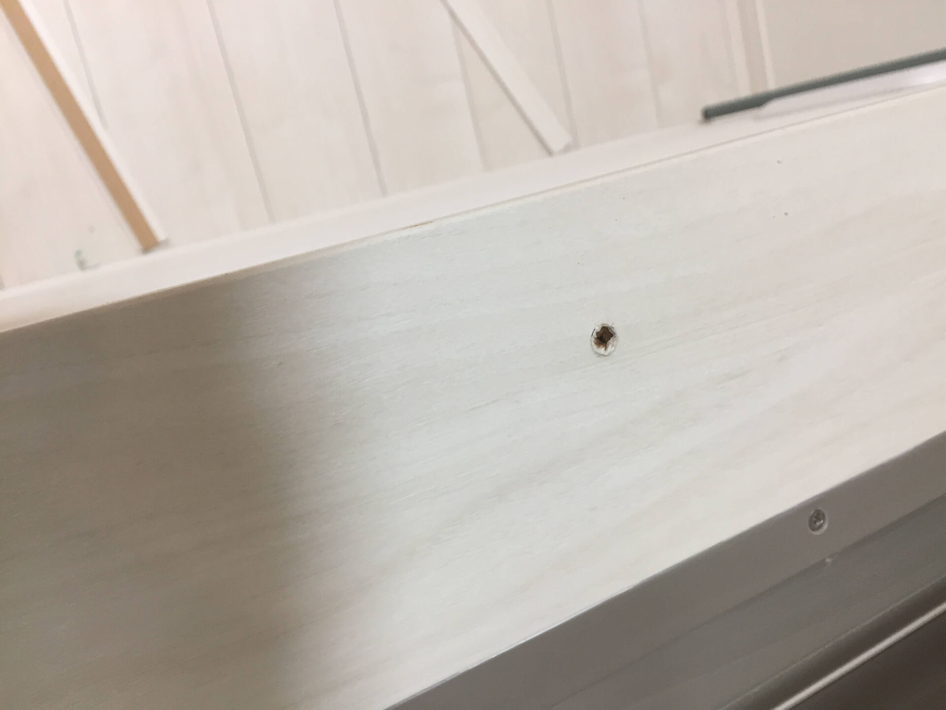ネジ穴の空いた木部
