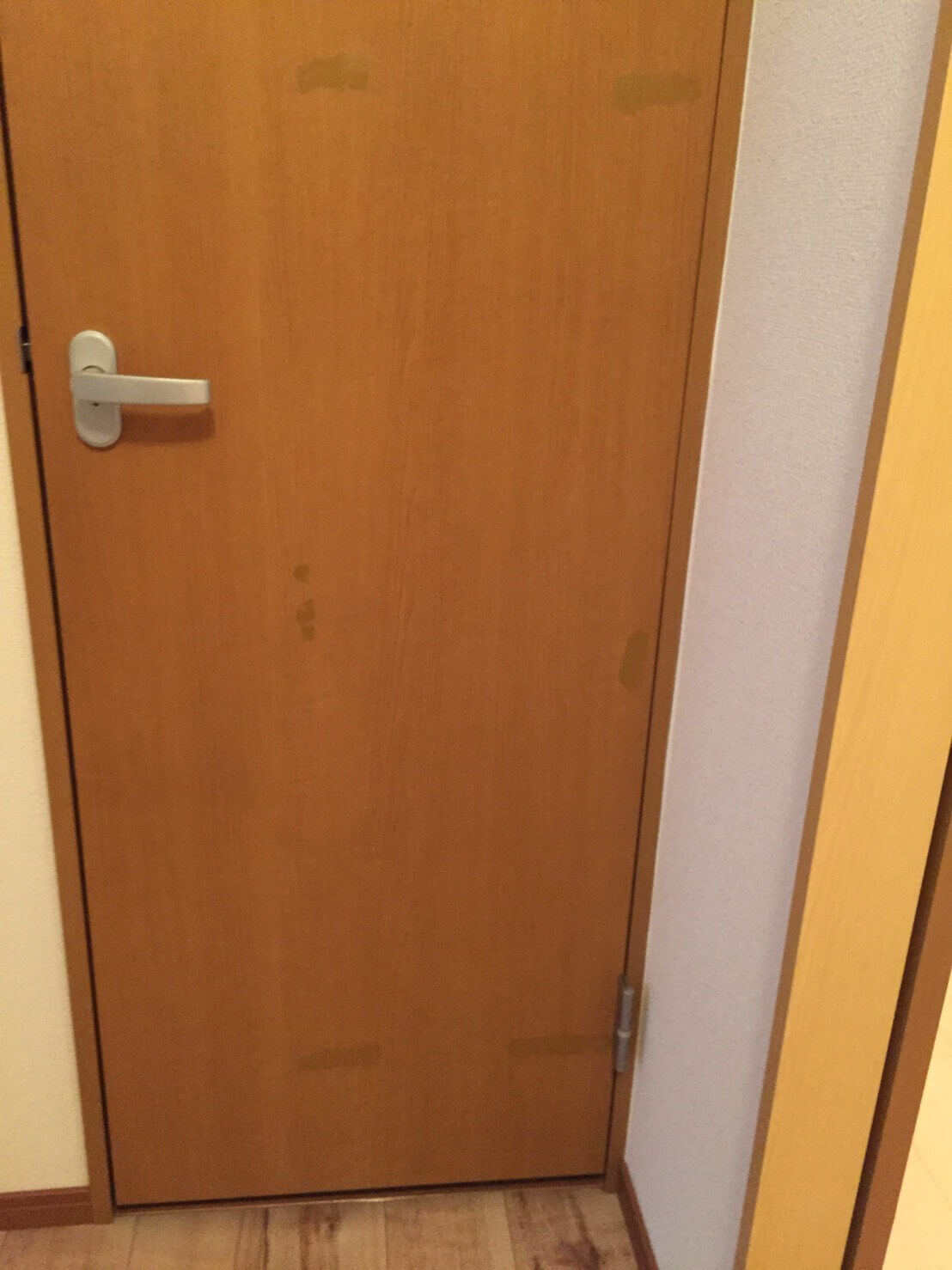 しみの出来た室内ドア