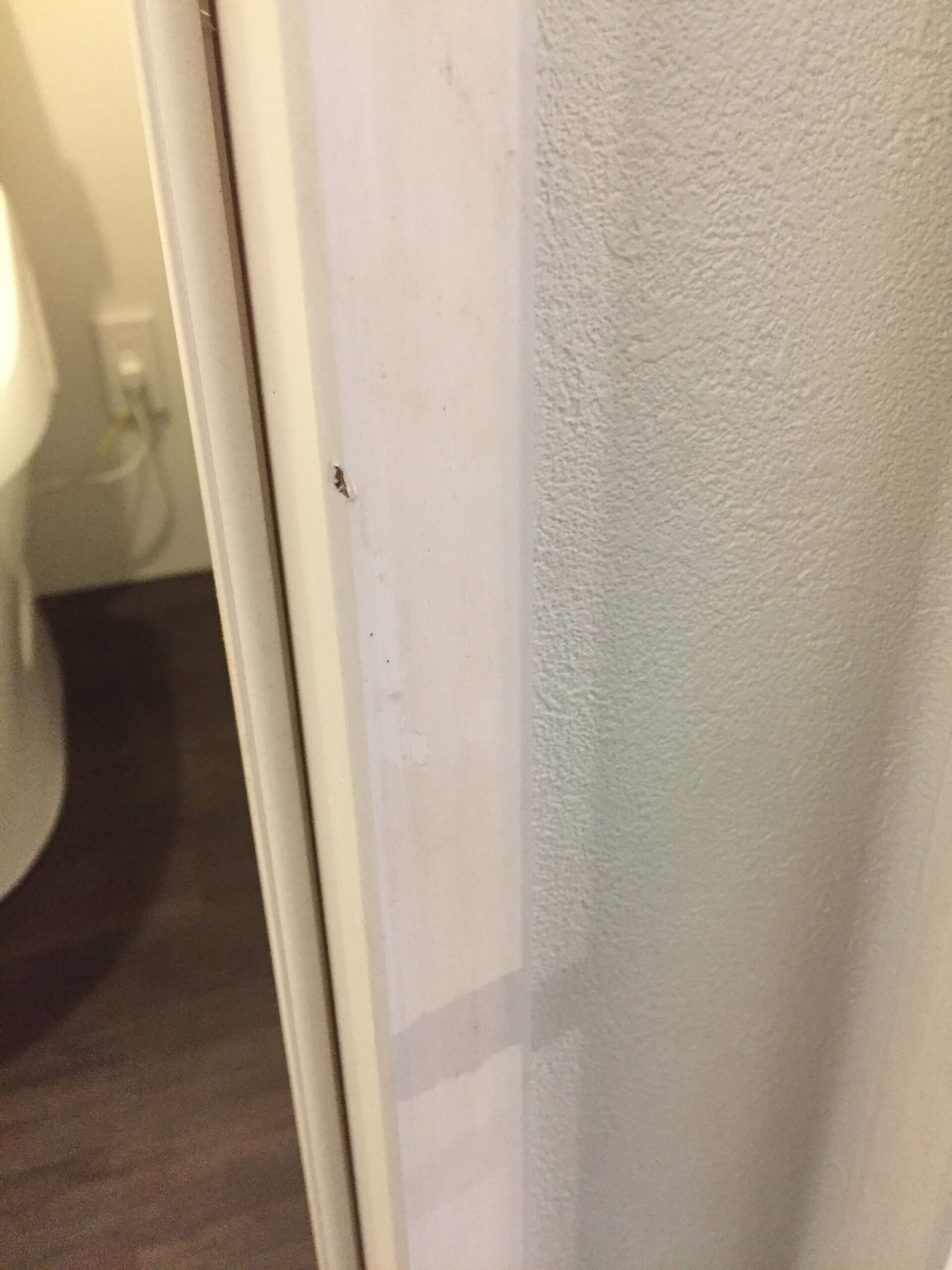キズの出来たドア枠