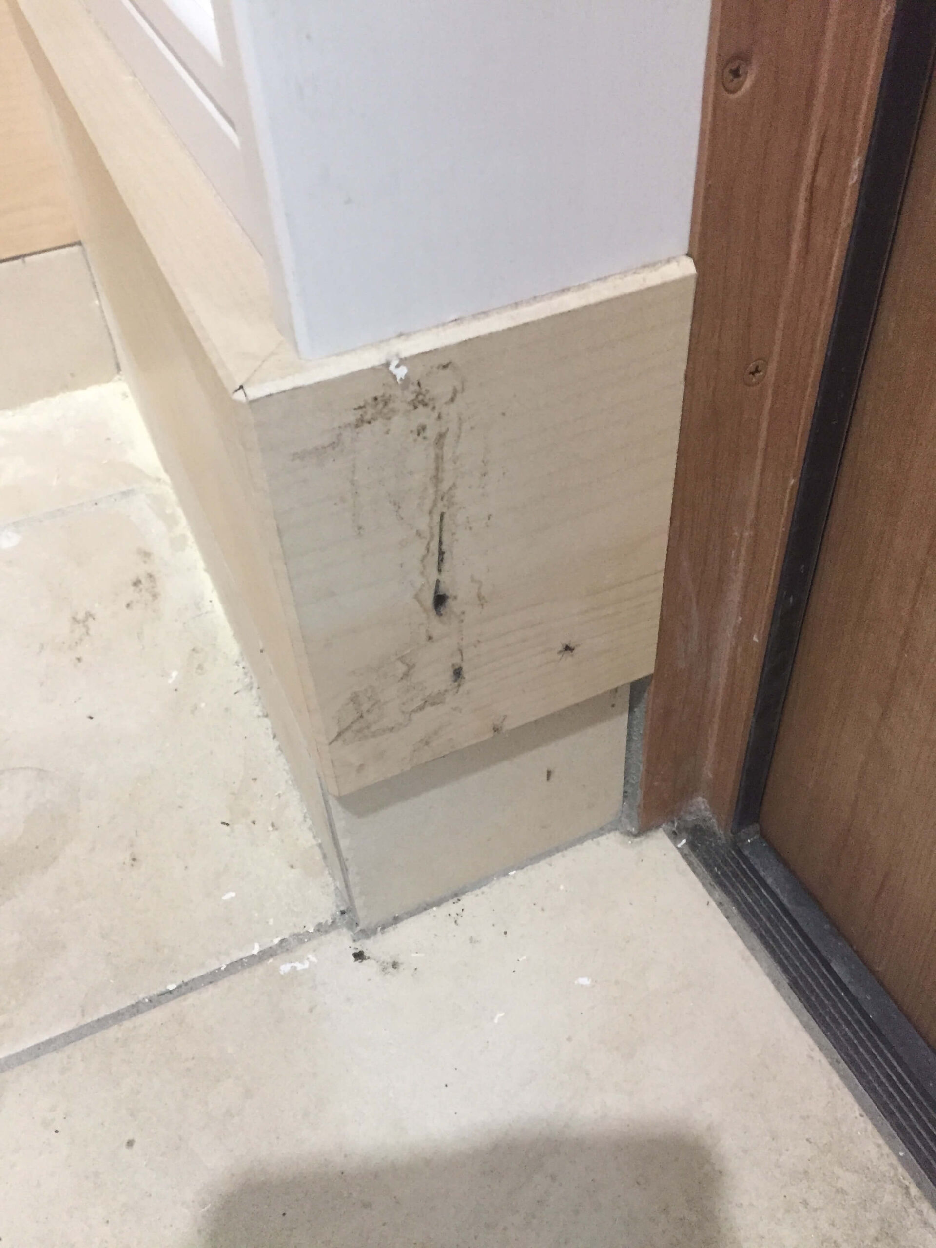 汚れた玄関の柱