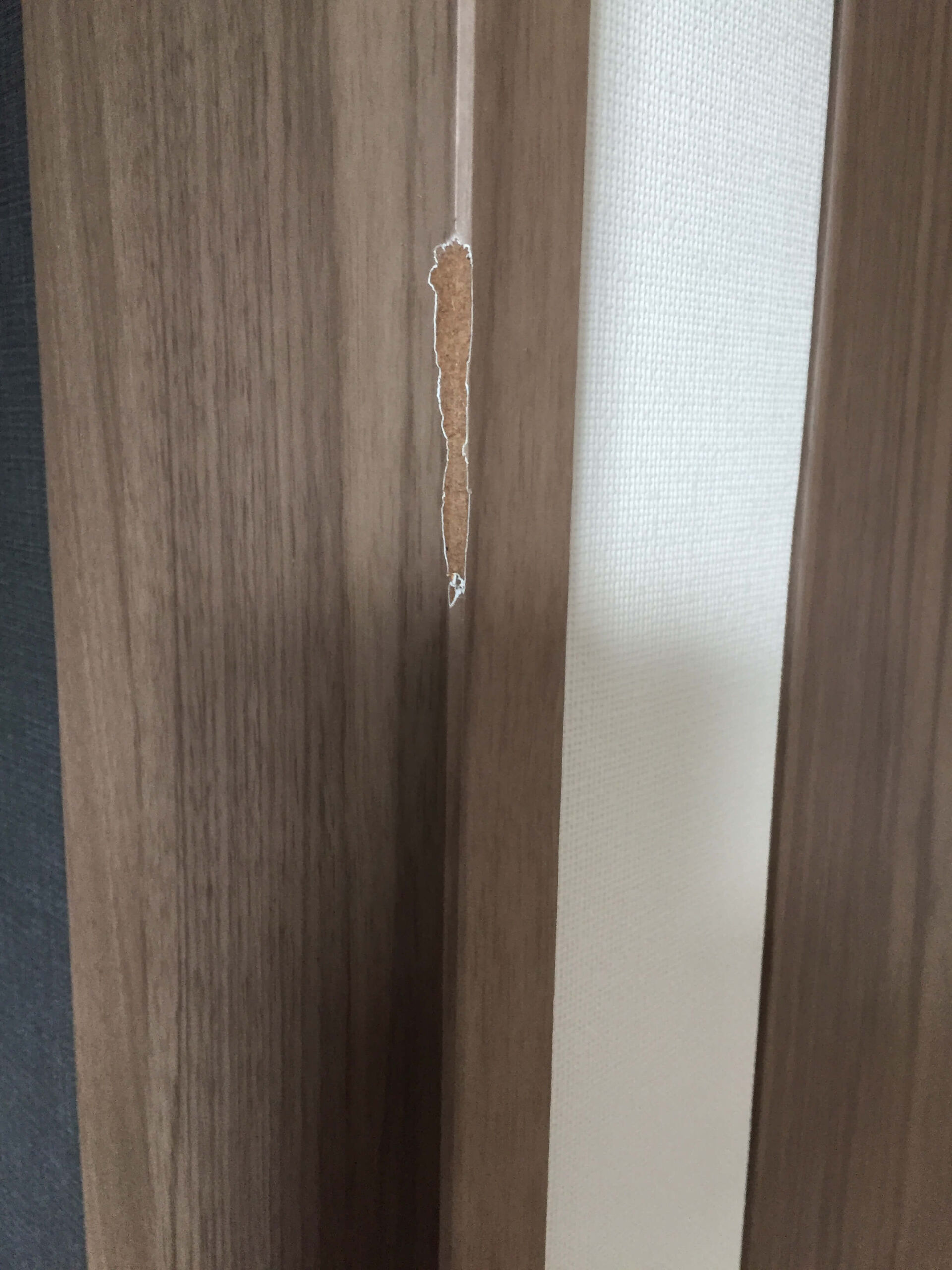 傷のついたドア枠