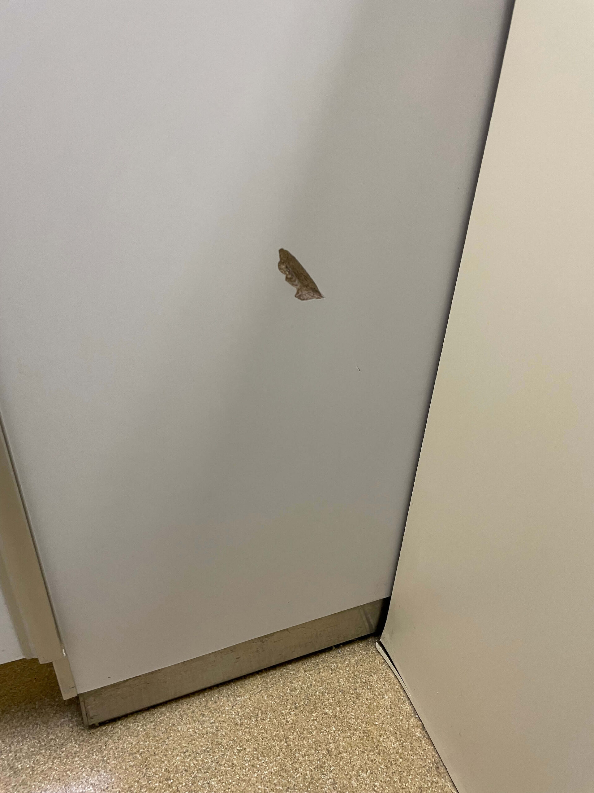 傷のついた壁