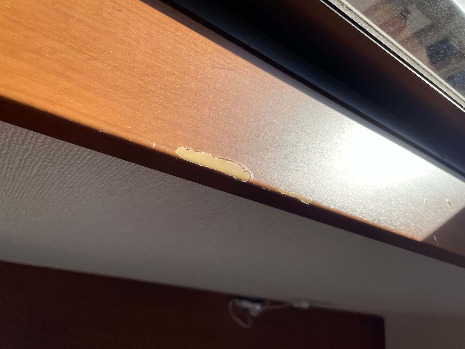 傷のある窓枠