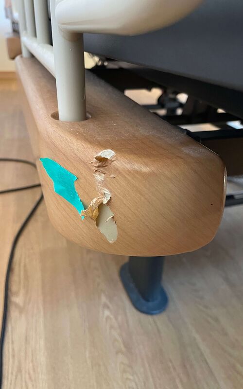 キズのあるベッドの角