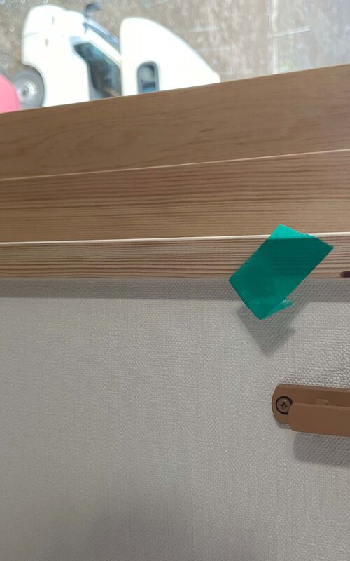 シミのついた窓枠