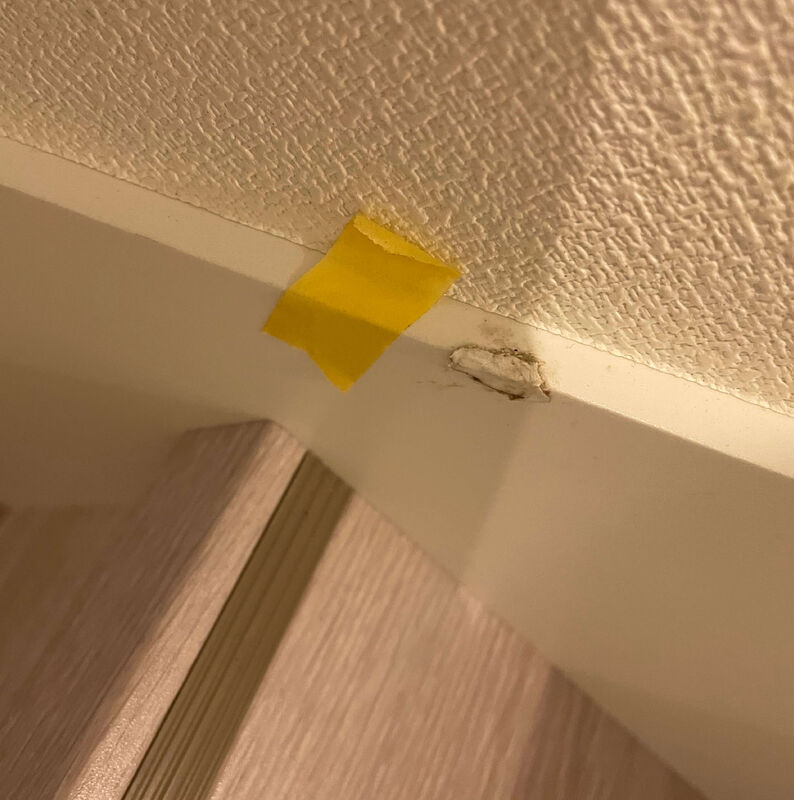 キズのある階段