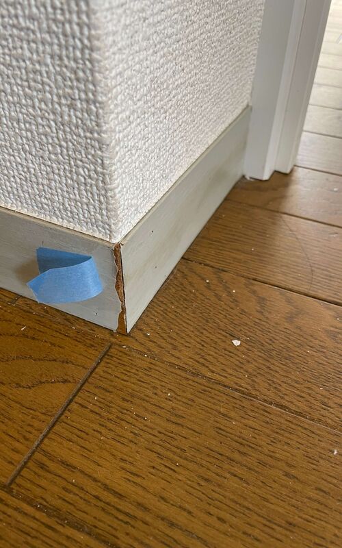 角にキズがある柱
