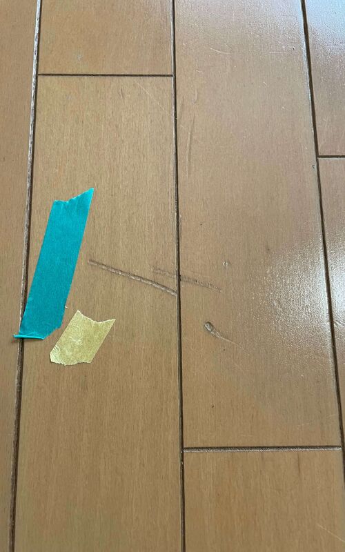 キズのついたフローリング
