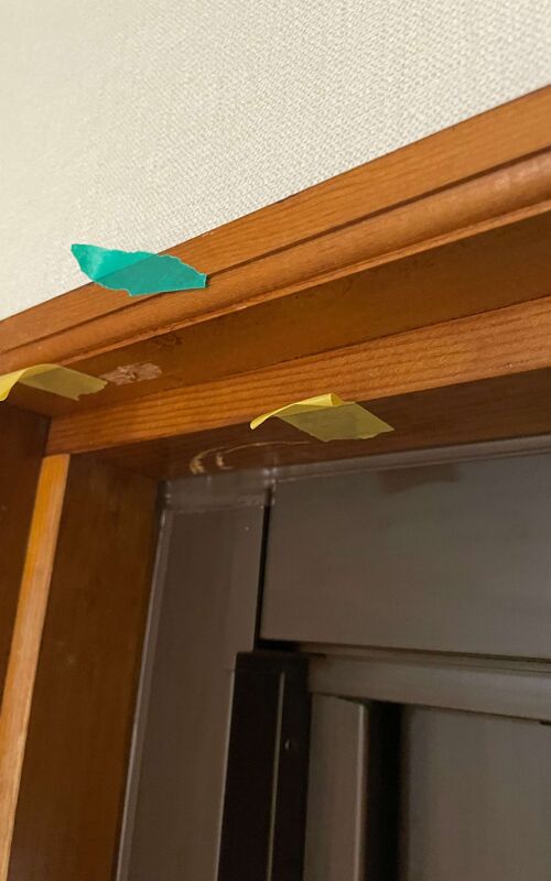 キズのついたドア枠