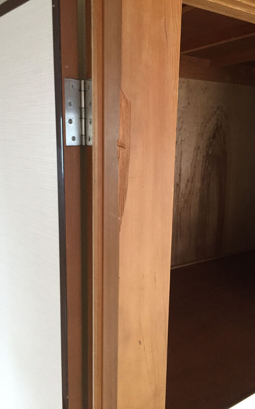 キズについた押入れの枠