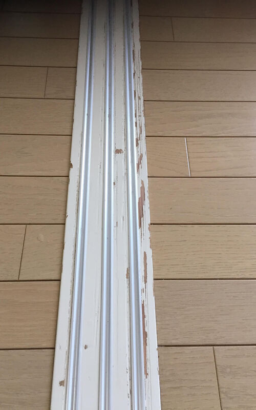 キズのついた引き戸のレール