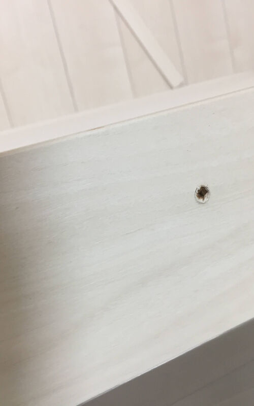 ネジ穴の空いた木部