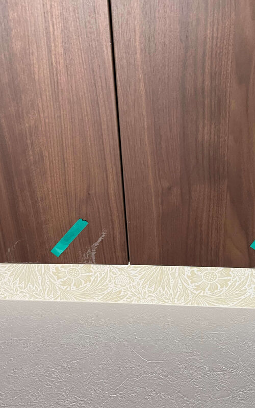 キズのついた戸棚