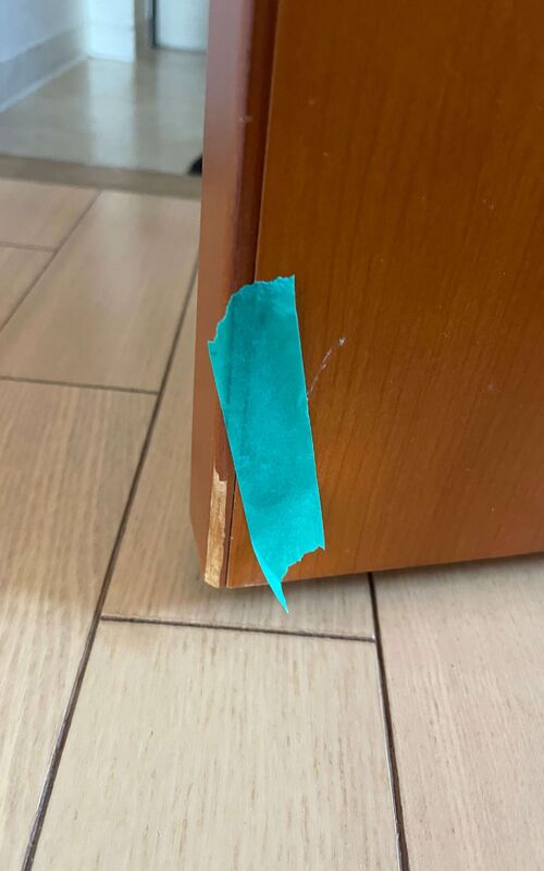 はがれのあるドア