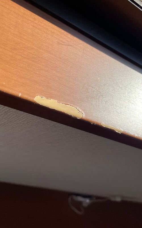 傷のついた窓枠